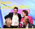 Bild: Britta Pedersen/dpa
Linda Teuteberg (l-r), FDP-Generalsekretärin, Marco Mendorf, Bundesgeschäftsführer der FDP, Nicola Beer, Spitzenkandidatin für die Europawahl, und Christian Lindner, Fraktionsvorsitzender und Parteivorsitzender der FDP, sitzen beim 70. FDP-Bundesparteitag auf dem Podium.