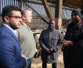 Bild: jrh
Internationale Milchbauern-Solidarität: (von rechts) BDM-Vorstand Hubert Meiler, Ibrahim Adama Diallo, Adama Dembele zu Gast im Kuhstall beim örtlichen BDM-Chef Werner Reinl mit Übersetzer.