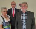 Bild: mma
Marianne Moosburger wird als Heimatpflegerin Nachfolgerin von Ludwig Graf (rechts). Bürgermeister Bernhard Lindner (Mitte) freut sich, dass dieses Amt wieder besetzt werden konnte.
