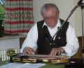 Bild: rrd
Max Grellner als großer Könner an der Zither. Seinen 90. Geburtstag am 7. Mai durfte er nicht mehr erleben. An diesem Tag wird er nun zu Grabe getragen.