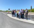 Bild: Hösamer
Die Einfahrt von der Industriestraße zum Steinberger See und zur Erlebnis-Holzkugel (im Hintergrund) ist nagelneu gestaltet. Landrat Thomas Ebeling, Bürgermeister Harald Bemmerl (von rechts) sowie Vertreter der Bau- und Planunbgsunternehmen, des Gemeinderats und der Verwaltung nahmen sie am Donnerstag offiziell in Betrieb.