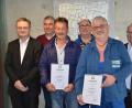 Bild: exb
Verbandsdirektor Thomas Knoll (links) gratulierte zusammen mit den zuständigen Vorgesetzten und Personalratsvorsitzenden Josef Bauer (Dritter von rechts) den Arbeitsjubilaren des ZMS Erwin Binner und Josef Wagner (vordere Reihe mit Urkunden, von rechts) zu ihren Betriebsjubiläen.