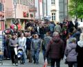 Bild: Stephan Huber
Mit etwas dickeren Jacken und vorsichtshalber einem Regenschirm ging das schon: Der verkaufsoffene Sonntag in Amberg lockte wieder viele Besucher, auch von auswärts, an. PWG-Chef Andreas Raab schätzte ihre Zahl auf 20 000 bis 25 000 Leute, die zum Schauen und Kaufen kamen.