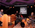 Bild: lr
Das „New Standard Trio“ mit Jamie Saft (Hammondorgel und Klavier) , Steve Swallow (Elektrobass) und Bobby Previte (Schlagzeug) ließ sich im Bistrot Paris stilistisch nicht festlegen.