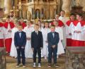 Bild: sck
Pater Tomasz Rostek (hinten links) und Diakon Franz-Josef Reck (hinten rechts) mit den Kommunionkindern (mittlere Reihe, von links) Sophia Worlitz, Marlene Gsell, Paula Strobl, Laura Meinl, Leonie Lindner sowie (vordere Reihe, von links) Julius Förster, Noah Kohl und Leo Kroher.