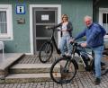 Bild: bsc
Bürgermeister Gottfried Härtl und Tourist-Info-Leiterin Melanie Höfer testeten die zwei neuen Räder. Die E-Bikes stehen ab sofort Urlaubern und Interessierten für eine Mietgebühr und eine Kaution zur Verfügung.