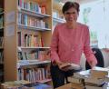 Bild: Thomas Dobler
Bibliotheks-Mitarbeiterin Annemarie Pösl hat an Flohmarkt-Tagen alle Hände voll zu tun. Manche Kunden kaufen Bücher im Dutzend.