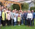 Bild: kro
Im Kreise seiner großen Familie feierte am Samstag Werner Schmidt (Mitte) seinen 90. Geburtstag. Die Glückwünsche der Stadt überbrachte Bürgermeister Franz Stahl, Gratulanten waren auch der Männergesangverein und der Ski-Club. Mit auf dem Bild seine Ehefrau Barbara sowie seine Kinder mit Familien.