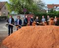 Bild: sns
Gemeinsam mit Landrat Thomas Ebeling und Bürgermeister Martin Birner nehmen die am Bau beteiligten Firmen und Kommunalverbände den Spatenstich für den Ausbau der Kreisstraße vor.