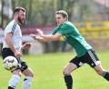 Bild: Alfred Schwarzmeier
Der FC Wernberg, hier mit Stephan Lindner (rechts), möchte sich für die Punktspielniederlage vom Sonntag und für das verlorene Pokalendspiel im vergangenen Jahr revanchieren. Aber es wird nicht einfach werden gegen den SV Schwarzhofen.