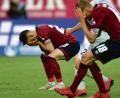 Bild: Matthias Merz/dpa
Tim Leibold (links) hat soeben den Elfmeter verschossen. Er und sein Mannschafts-Kollege Hanno Behrens können es nicht fassen, dass so eine Chance zum 2:1-Führungstreffer vergeben wurde.