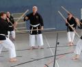 Bild: do
Mit Franco Sanguinetti (Mitte) holte Christian Brüchner (rechts), Leiter des Karate-Dojo Eschenbach, einen der besten Kenner der Sportart "Matayoshi Kobudo Kodokan" zu einem internationalen Lehrgang in die Mehrzweckhalle nach Eschenbach.