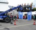 Bild: hcz
Auf der Arbeitsbühne des neuen Teleskopladers spielt die Stadtkapelle den Besuchern ein Ständchen. Allerdings nur in wenigen, nicht in 13,5 Metern Höhe - so hoch könnte der "Dieci Icarus" sie heben.