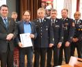 Bild: Hirsch
Die Feuerwehrführung und die Ehrengäste bedankten sich bei Sachbearbeiter Thomas Holzwarth (mit Urkunde) und verliehen ihm das Ehrenzeichen des Kreisfeuerwehrverbandes.