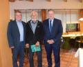 Bild: wku
Bürgermeister Hans Koch (links) und Landrat Richard Reisinger (rechts) danken Georg Kolb für 40 Jahre Arbeit als Feldgeschworener.