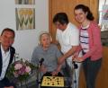 Bild: sm
Charlette Peschel (Zweite von links) ist älterste Einwohnerin der Gemeinde Altenstadt/WN. Bürgermeister Erst Schicketanz gratulierte zum 103. Geburtstag. Bild: sm
