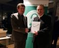 Bild: slu
Ludwig Schießl (rechts) gratuliert Christian Ferstl mit einem Buchgeschenk zum 40-jährigen Jubiläum der Johann-Andreas-Schmeller-Gesellschaft.