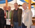 Bild: Kunz
Beim Schaustellerfrühschoppen im Festzelt wird Gerhard Donhauser (Dritter von links) zum Ehrenmitglied des Beszirksverbands der Markkaufleute und Schausteller ernannt mit (von links) Bürgermeister Lothar Höher, Oberbürgermeister Kurt Seggewiß, Bezirksvorsitzendem Georg Duschinger und Nicole Hammer, die sich als neue Rechtsdezernentin präsentiert.