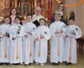 Bild: no
Die sechs Kommunionkinder zusammen mit (von links) Isabella Riederer Freifrau von Paar, Pfarrer Markus Priwratzky und Klassenlehrerin Ann-Kathrin Hollederer.