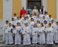 Bild: gi
25 Kinder gingen am Weißen Sonntag in der Pfarrkirche St. Peter und Paul in Moosbach erstmals an den Tisch des Herrn. Den Kommunionkindern gratulierten Pater Jeremias, Pfarrer Josef Most, Klasslehrerin Olivia Koch und Schulleiterin Ulrike Uhlemann (von rechts).