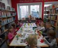 Bild: jbe
Hochkonzentriert basteln die zwölf Kinder in der Bücherei.