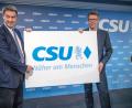 Bild:  Lino Mirgeler/dpa
CSU-Chef Markus Söder (links) und sein Generalsekretär Markus Blume präsentieren den neuen alten Slogan der Partei.