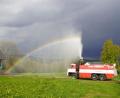 Bild: mmj
Über 1600 Liter pro Minute verteilt der Wasserwerfer auf dem Löschfahrzeug der Feuerwehr Pobežovice. Am Rande der Übung zauberte das Gerät einen Regenbogen in den wolkenverhangenen Himmel.