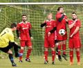 Bild: Büttner
Der Windischeschenbacher Manuel Kessler nimmt bei einem Freistoß Maß, aber ohne Erfolg: Die SpVgg Windischeschenbach und der FV Vilseck II trennten sich 2:2.