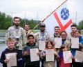 Bild: do
Eine Mannschaft mit Mitgliedern aus den Pfadfinderstämmen Windischeschenbach und Neuhaus bei Windischeschenbach gewinnt in Eschenbach den Georgs-Lauf des Burgenbezirks der Deutschen Pfadfinderschaft Sankt Georg (DPSG). Den Wanderpokal als Team mit den meisten Teilnehmern holt sich der Stamm aus Neuhaus. Unser Bild zeigt die Siegermannschaft mit dem Eschenbacher Organisationsteam.
