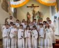 Bild: mez
Über eine volle Herz-Jesu-Pfarrkirche freuten sich am Weißen Sonntag die 21 Erstkommunikanten zusammen mit Pfarrer Markus Bruckner.