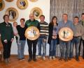 Bild: gi
Hart umkämpft waren die Hochzeitsscheiben der Brautleute Bock und Götzfried die von Matthias Grünbauer (links) und Josef Wittmann (rechts) gewonnen wurden. Dazu gratulierten Schützenmeisterin Claudia Kraus (links) und Sportleiter Johannes Hanauer (rechts).