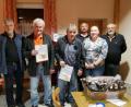 Bild: gz
Die beiden Vorsitzenden Karl Roth (rechts) und Michael Kleber (links) gratulierten (ab Zweiter von links) Hans Steger, Gerhard Wittmann und Anna-Lena Gierstl zu ihren vorderen Platzierungen.