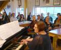 Bild: fsb
Am Piano begleitet Klara Bäumler im voll besetzten Café.