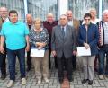 Bild: e
Geehrte Mitglieder zusammen mit stellvertretendem Kreisvorsitzenden Johann Ludwig (links), dem wiedergewählten Ortsvorsitzendem Johann Hecht (Mitte mit Krawatte) und Drittem Bürgermeister Hubert Blödt (rechts).