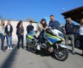 Bild: sne
Polizeihauptmeister Sven Wolfrath erklärt Jennifer Sollmann von der Realschule Neustadt ein Motorrad.