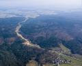 Bild: mür
Aus der Luft ist die gewaltige Dimension der Straßenbaustelle besonders gut zu erkennen. Rechts im Vordergrund liegt Hessenreuth, im Hintergrund Erbendorf.