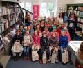 Bild: exb
Die teilnehmenden Kinder; stehend rechts die Mitarbeiterinnen der St. Peter-Buchhandlung Gertraud Ernstberger und Alexandra Fröhlich.