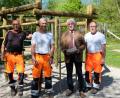 Bild: ohr
Im Spielplatz am Seyerleingarten bei der Grund- und Mittelschule hat der städtische Bauhof eine Kletteranlage aufgestellt.Zweiter Bürgermeister Kurt Koppmann (Zweiter von rechts) schaute bei Christian Bolz (von links) und Hans Lobinger sowie Karl Simon (rechts) vorbei.