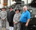 Bild: u
Ähnlich wie beim Freundschaftstreffen im August 2011 werden Stryker-Fahrzeuge vor dem Rathaus stationiert, die die Festbesucher inspizieren können. Damals dabei (von links): Bataillonskommandeur Kendric Robbins, Bürgermeister Hans Drexler, Command Sergeant Major Jeremiah Inman und Werner Stein.