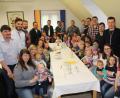 Bild: frd
Bürgermeister Martin Prey (hinten, Mitte) freute sich, dass so viele Eltern mit ihren Kindern der Einladung zum „Baby-Empfang“ gefolgt waren. Mit 16 Neugeborenen verzeichnete die Gemeinde Niedermurach 2018 einen Geburten-Rekord.