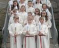 Bild: brü
Kommunion in Freudenberg: Pfarrer Moses Gudapati mit den 16 Erstkommunionkindern.