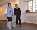 Bild: Kunz
Die Argumente von Kuratorin Susanne Kempf (links) nach neuen Ausstellungsmöglichkeiten für bildende Künstler waren nicht aus Pappe. Petra Vorsatz nimmt im Namen der Stadt Weiden einen Stuhl entgegen.