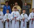 Bild: jr
Luca Lippert, Joshua Leipold, Emma Zauß, Jonas Schröder und Leon Schulze (von links) feierten in Pechbrunn Erstkommunion. Im Hintergrund (von links) Pfarrgemeinderatssprecherin Silvia Sußmann, Pfarrer Robert Ploß und Maria Müller, die die Kinder auf die Erstkommunion vorbereitete.