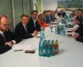 Bild: Bühner
Um die Zukunft der Kliniken Nordoberpfalz AG auf sichere Beine zu stellen, forderte Landrat Andreas Meier (links)
beim Besuch von Gesundheitsministerin Melanie Huml (Vierte von links) ein Versorgungsgutachten über die Krankenhauslandschaft in der Region. Mit dabei Vertreter aus der regionalen Politik und von der Hochschule.