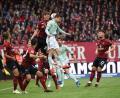 Bild: Matthias Merz/dpa
Der Nürnberger Patrick Erras (oben links) im Kopfballduell mit dem Münchner Robert Lewandowski nach einer Ecke der Bayern. Später brach sich Erras das Nasenbein.
