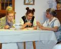 Bild: R. Kreuzer
Die männerhassenden Frauen sitzen einträchtig am Mittagstisch (von links) Altbäuerin Philomena, Tochter Josefa, Urschl und Annamirl, die Mägde, und Balduin.