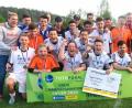 Bild: Hirsch
Der SV Schwarzhofen durfte erneut jubeln. Der Bezirksligist gewann gegen den Ligakonkurrenten FC Wernberg mit 1:0 und verteidigte damit den Toto-Pokal auf Kreisebene. Lotto-Bezirksleiterin Patricia Hahn (Zweite von rechts) überreichte den Siegerscheck über 750 Euro. Für den Fußballverband gratulierten Kreisvorsitzender Karlheinz Sölch (rechts), Kreisspielleiter Ludwig Held (Dritter von rechts) und Spielleiter Alfons Hirzinger (Fünfter von rechts).