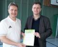 Bild: tu
TC-Vorsitzender Bernd Piehler (rechts) überreicht Mario Hartung den C-Lizenz-Trainerschein des Bayerischen Tennisverbandes.