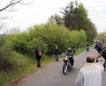 Bild: jma
Für eine unfallfreie Saison: Pfarrer Thomas Thiermann segnet beim Motorradgottesdienst in Hütten die Biker.