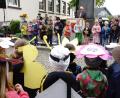 Bild: bkr
Die Schüler der Klassen 1 und 2a der Grundschule ließen den Frühling erblühen. Im Vordergrund die Kinder des Kindergartens.